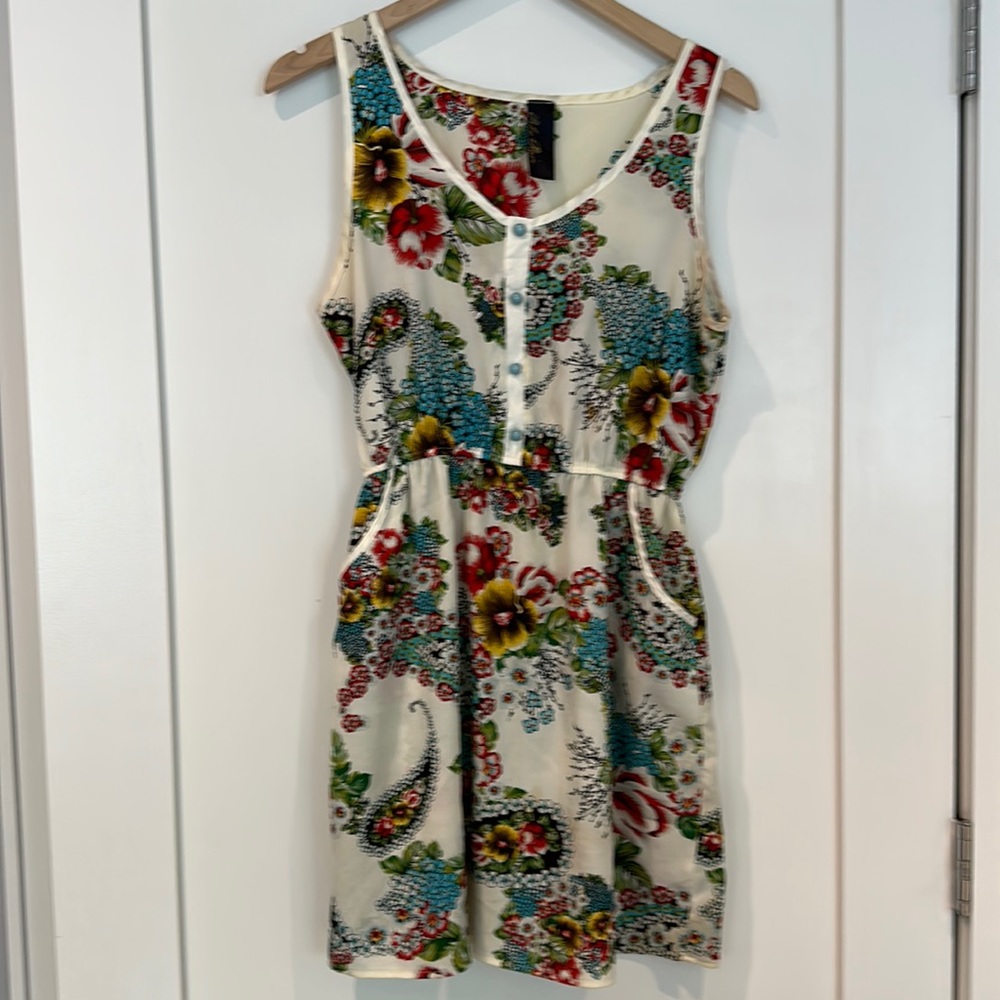 Vintage style floral print dress with pockets.